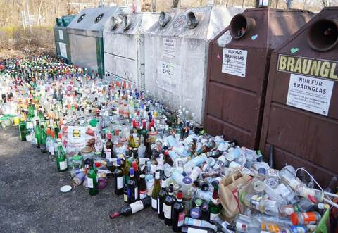 So haben die Glascontainer am Parkplatz neben dem Sportgeländer „Plötzer“ausgesehen. Inzwischen ist dort alles aufgeräumt. Nico Roller