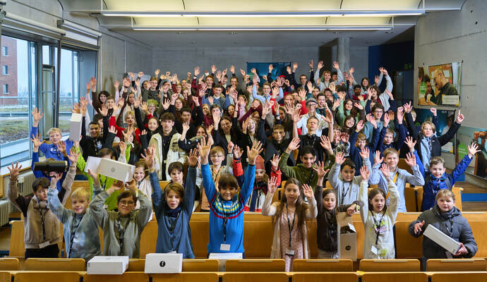 Voller Begeisterung präsentieren sich die rund 90 Teilnehmer des Regionalwettbewerbs „Jugend forscht“ an der Fakultät für Technik der Hochschule Pforzheim.