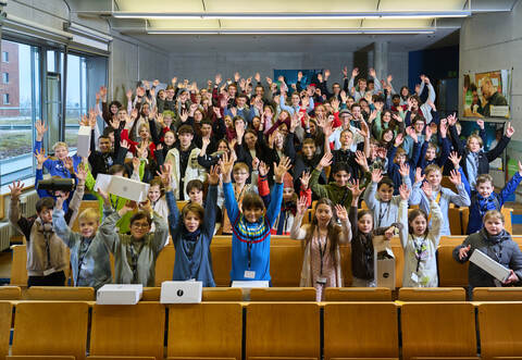Voller Begeisterung präsentieren sich die rund 90 Teilnehmer des Regionalwettbewerbs „Jugend forscht“ an der Fakultät für Technik der Hochschule Pforzheim.