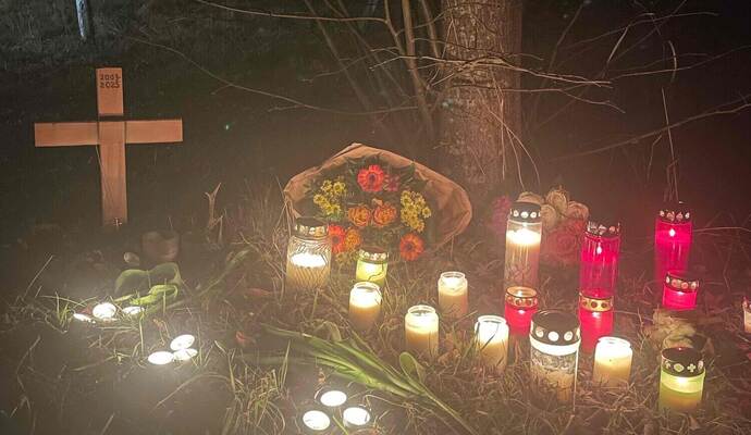 In der Nacht zu Samstag haben Menschen Kerzen und Blumen an den Unfallort gebracht.