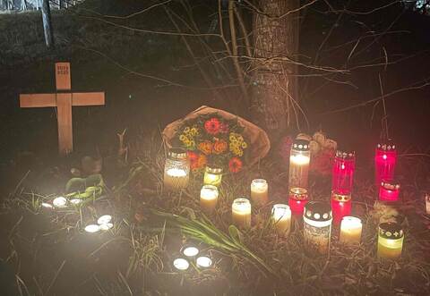 In der Nacht zu Samstag haben Menschen Kerzen und Blumen an den Unfallort gebracht.