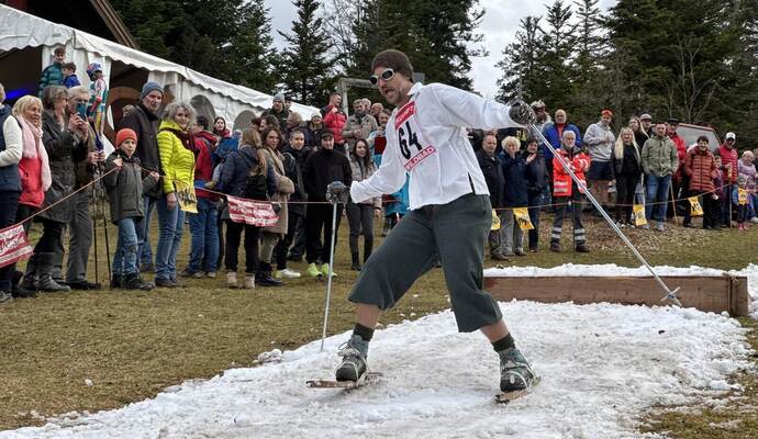 Balance halten heißt es beim Fassdaubenrennen auf dem Wildbader Sommerberg. Foto: Zoller Balance halten heißt es beim Fassdaubenrennen auf dem Wildbader Sommerberg.