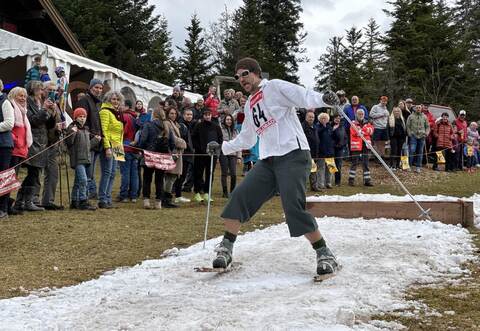 Balance halten heißt es beim Fassdaubenrennen auf dem Wildbader Sommerberg.