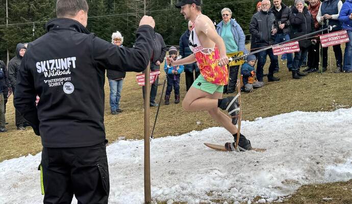 Luftig bekleidet: Sieger Max Hülsmann auf der Zielgeraden. Auch im vergangenen Jahr lag eigentlich kein Schnee.