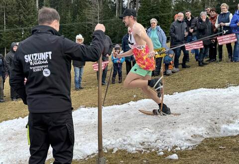 Luftig bekleidet: Sieger Max Hülsmann auf der Zielgeraden. Auch im vergangenen Jahr lag eigentlich kein Schnee.