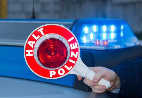 Die Polizei konnte einen 57-Jährigen stoppen, bevor er rückwärts auf die Auffahrt fahren konnte.