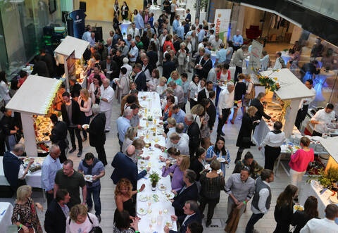 So kennen und lieben Stammgäste ihre „Lukullenz“, bei der sich bei früheren Auflagen bis zu 600 Gäste im Atrium III des VolksbankHauses tummelten.
