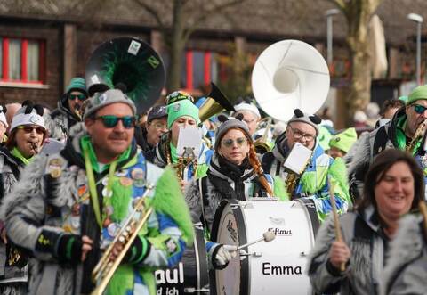 Die Gugge Gaiße ziehen beim Kinderumzug durch Kieselbronn.