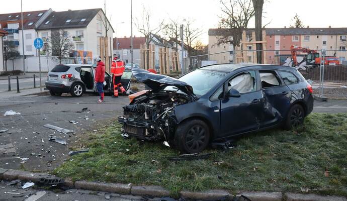 Drei Menschen bei Frontalzusammenstoß zweier Autos verletzt