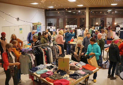 Ordentlich was los ist auf der Kleidertauschbörse in der Klosterstadt.