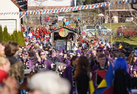 Beim Umzug in Bilfingen sind jede Menge Narren aktiv.
