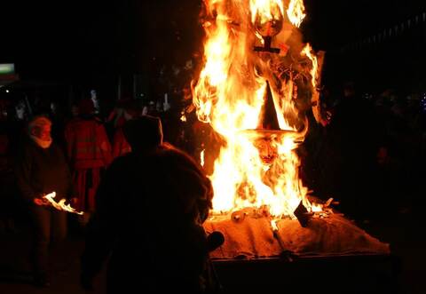 Mit Fackeln entzündet: Der Narrenbaum.