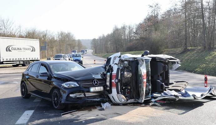 Bei der Kollision hatte sich eines der Fahrzeuge überschlagen.