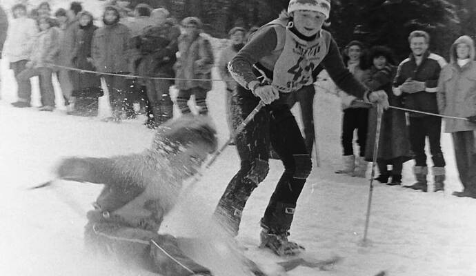 Nicht vor 100, aber immerhin vor 40 Jahren entstand beim Fassdaubenrennen auf dem Sommerberg diese Aufnahme, die aus dem Archiv von Götz Bechtle stammt,der über viele Jahre hinweg die Veranstaltung organisierte. Digitalarchiv Schabert