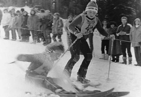 Nicht vor 100, aber immerhin vor 40 Jahren entstand beim Fassdaubenrennen auf dem Sommerberg diese Aufnahme, die aus dem Archiv von Götz Bechtle stammt,der über viele Jahre hinweg die Veranstaltung organisierte. Digitalarchiv Schabert