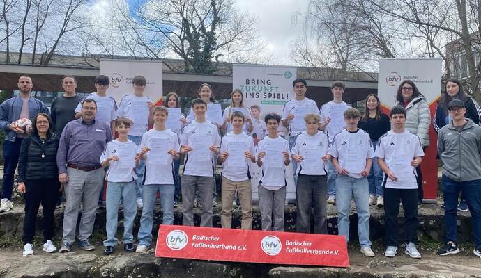 Die erfolgreichen Schüler der Insel-Realschule mit ihren Tutoren nach der DFB-Junior-Coach-Ausbildung. Foto: BFV Die erfolgreichen Schüler der Insel-Realschule mit ihren Tutoren nach der DFB-Junior-Coach-Ausbildung.