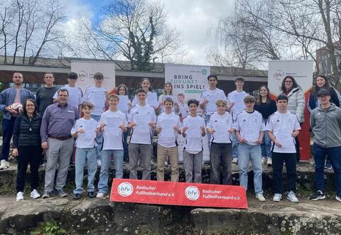 Die erfolgreichen Schüler der Insel-Realschule mit ihren Tutoren nach der DFB-Junior-Coach-Ausbildung.
