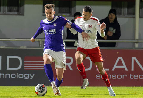Der FCN mit Niklas Hecht-Zirpel (links) sieht sich gegen Großaspach nicht chancenlos.