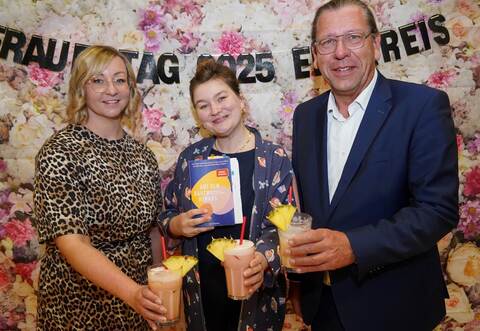 Mit Mocktails stoßen Gleichstellungsbeauftragte Kinga Golomb, Autorin Jana Heinicke und Bürgermeister Michael Schmidt (von links) in Göbrichen auf den Frauentag an.