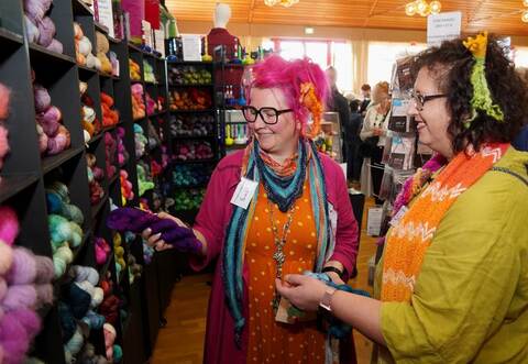 Susi Eckl (links) vom „Wollfeuerwerk“ zeigt Organisatorin Erica Carnevale an ihrem liebevoll gestalteten Stand, welche Waren sie aktuell im Angebot hat. Nicht nur an ihrem Stand ist am Wochenende immer etwas los.