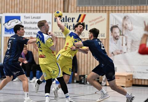 Neuenbürgs Lasse Keller (beim Wurf) in Bedrängnis.