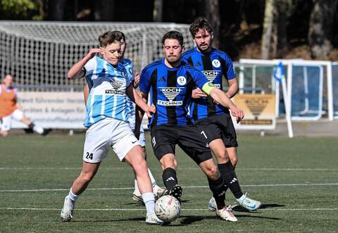 Göbrichens Luis Beck (links) versucht sich gegen die Ispringer Pierre Hammer und Stefan Hinsa (rechts) durchzusetzen.