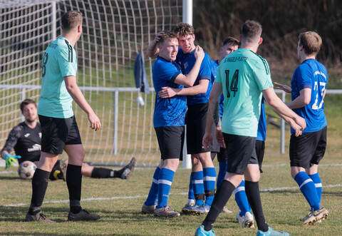 Da waren die Enzberger noch guten Mutes. Das Foto entsteht kurz nach dem 1:0 der Viktoria durch Luka Jakobsen (Zweiter von links).