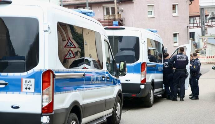 Ein größerer Polizeieinsatz läuft in Mönsheim. Ein größerer Polizeieinsatz läuft in Mönsheim.