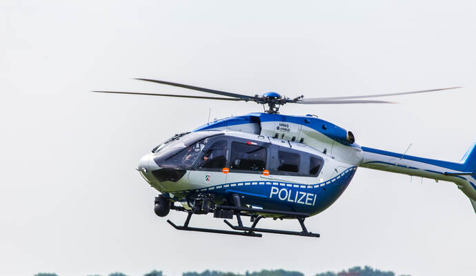 Vor Ort war ein Hubschrauber im Einsatz. dusseldorf, nrw/germany - 12 05 18: german police helicopter in the air at dusseldorf airport germany