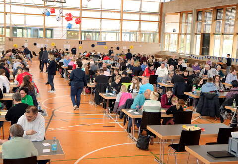 „Mensch ärgere Dich nicht“ Benefizturnier des Fördervereins des Lions Club Wimsheim brach mit 174 Teilnehmerinnen und Teilnehmern in 44 Mannschaften alle bisherigen Rekorde. Es war ein Tag voller Spielspaß, bei dem das legendäre Brettspiel Menschen aus verschiedenen Generationen zusammenbrachte.