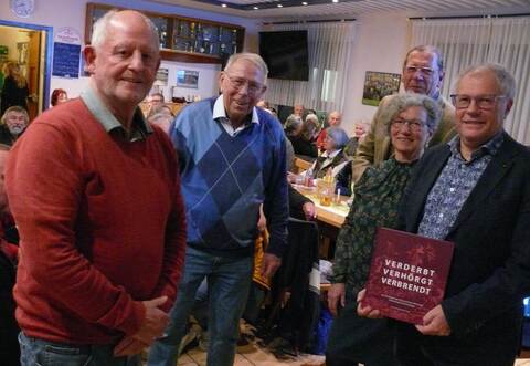 Heinrich Furrer, Martin Kull, Bürgermeister Michael Schmidt, Elvira Knothe und Kreisarchivar Konstantin Huber (von links) mit seinem Buch.