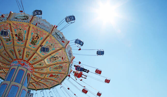 Auf dem Marktplatz warten Fahrgeschäfte auf Familien und Kinder. Auf dem Marktplatz warten Fahrgeschäfte auf Familien und Kinder.