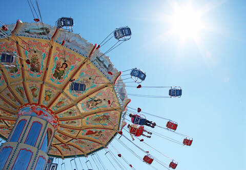 Auf dem Marktplatz warten Fahrgeschäfte auf Familien und Kinder.