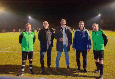 Platz erstrahlt in neuem Licht: Alexander Kopp (Vorsitzender), Klaus Riekert, Rudolf Wiltschek, Götz Berger (Sparkasse Pforzheim-Calw) und Wolfgang Hagel (von links) weihen die neue Flutlichtanlage ein.