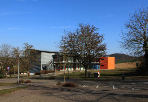 Unterhalb des Anbaus der Oberderdinger Leopold-Feigenbutz-Realschule soll auf der linken Seite eine neue frei stehende Sporthalle entstehen. Dafür wird nun eine Machbarkeitsstudie erstellt.