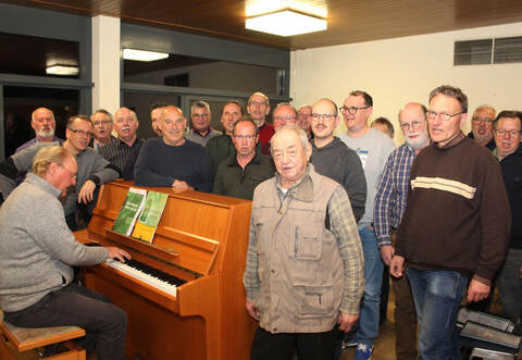 28 Männer zählt der neue Projektchor des Lienzinger MGV Freundschaft, der am Mittwochabend unter der Leitung von Carl Burger probte.