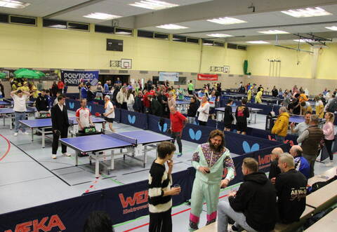 Mächtig viel Betrieb herrscht an den Platten bei Deutschlands größtem Tischtennisfreizeitturnier in Calmbach.