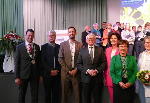 In Feierlaune: Aaron Treut, Martin Ehlers, Bastian Rosenau, Johann Kalb, Diana Danner, Sabine Kurtz und Patricia Alberth (von links). Im Hintergrund Sängerinnen und Sänger der Maulbronner Kantorei.