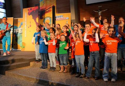 Mit seinem Programm „Knallvergnügt“ kommt Musiker Daniel Kallauch in dieWilferdinger Christuskirche. Auch der Kinderchor „Lighthouse Kids“ darf mit aufdie Bühne.