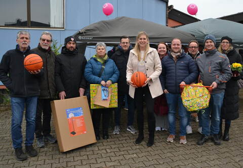 Der Gemeinderat hat zur Eröffnung des Jugendraums Geschenke mit dabei : Hartmut Lutz, Rolf Späth, Jochen Duczek,Bettina Ochs, Michael Ehringer, Bürgermeisterin Sabine Wagner, Corinna Stieler, Timon Vassens, Martin Volz, Michael Rebmann und Franziska Talmon (von links)