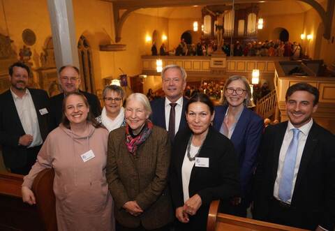 Julian Albrecht, Christoph Glimpel, Larissa Vogt, Ulrike Bauer, Bettina Freifrau von Saint André von Arnim, Heiko Genthner, Ute Fischer, Heide Reinhard und Jeff Klotz(von links) haben in der Königsbacher Kirche einen würdigen Festakt gestaltet. Roller