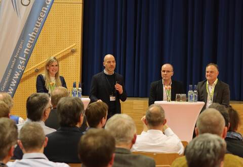 Podiumsdiskussion mit Bürgermeisterin Sabine Wagner, Jochen Enke, Landratsamt Enzkreis, Herbert Wackenhut (Wirtschaft- und Stadtmarketing Pforzheim), und Matthias Rink (Gesellschaft für wirtschaftliche Zusammenarbeit).