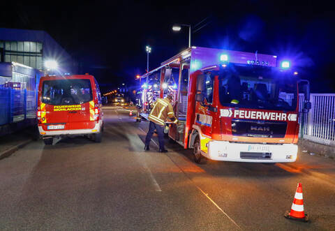 Die Feuerwehr ist mit zahlreichen Einsatzkräften vor Ort.