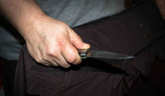 Der Täter hatte ein Messer bei sich. Der Täter hatte ein Messer bei sich.