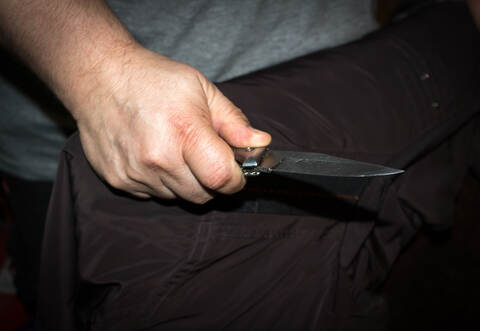 Der Täter hatte ein Messer bei sich.
