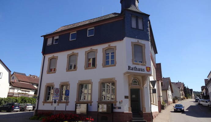 Auch vor Eisingen – im Bild das Rathaus – macht die aktuelle finanzielle Not der Kommunen keinen Halt.