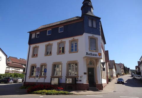 Auch vor Eisingen – im Bild das Rathaus – macht die aktuelle finanzielle Not der Kommunen keinen Halt.
