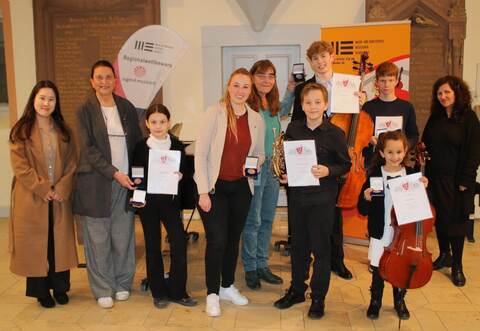 Die stolzen Preisträger und ihre Mentoren wurden von Bürgermeisterin Julia Wieland (Vierte von links) gewürdigt: LehrerinJi-Hun Hong (von links), Musikschulvorsitzende Barbara Casper, Dana Wert, Musikschulleiterin Iris Finkbeiner, Laurens Kneiding, Daniel Günzel, Demian Kneiding, Lilia Karim und Lehrerin Gabriela Bradley.