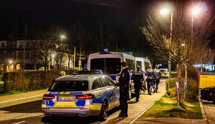 Zahlreiche Einsatzkräfte sind am Donnerstagabend zu einer Auseinandersetzung zwischen Jugendlichen in Birkenfeld ausgerückt. Zahlreiche Einsatzkräfte sind am Donnerstagabend zu einer Auseinandersetzung zwischen Jugendlichen in Birkenfeld ausgerückt.