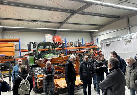 Die Illinger Ratsmitglieder besichtigen den Illinger Bauhof.